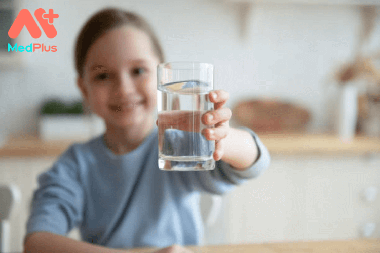 Tập cho bé uống nước bằng cốc đúng cách
