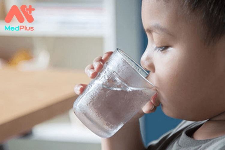 Tập cho bé uống nước bằng cốc đúng cách