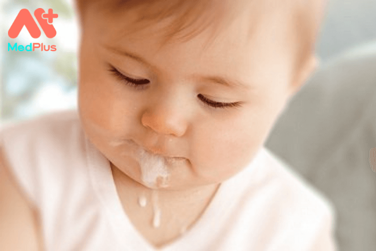 Trẻ sơ sinh bị ọc sữa nhiều phải làm sao?