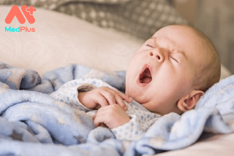 Trẻ sơ sinh ngủ ngày cày đêm phải làm sao?
