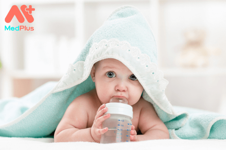 Trẻ sơ sinh uống nước được không?