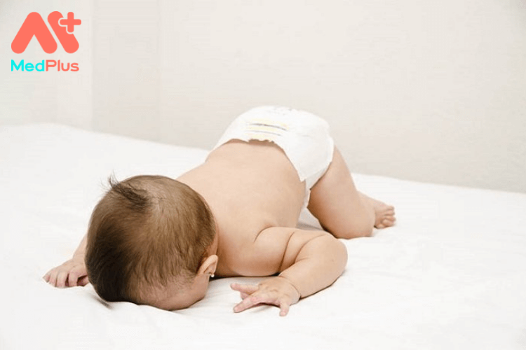 4 lưu ý tận dụng lợi ích khi cho trẻ nằm sấp