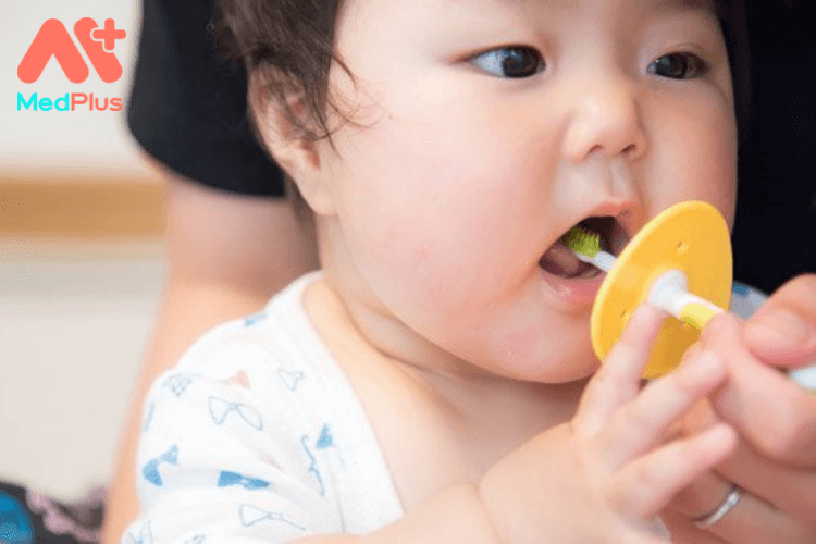 Chăm sóc răng miệng cho bé theo từng độ tuổi