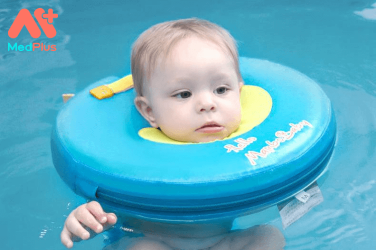 Có nên dùng phao bơi cổ tập bơi cho trẻ không?