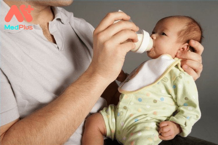 Trẻ sơ sinh bị sặc sữa phải làm sao?