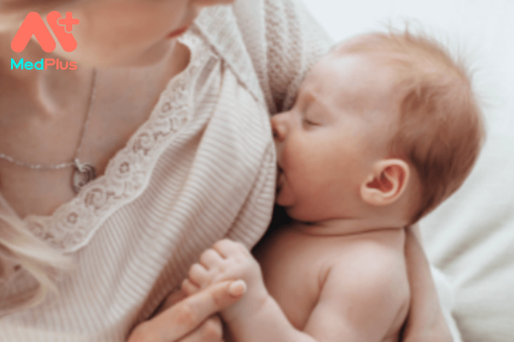 Trẻ sơ sinh đòi bú liên tục có sao không?