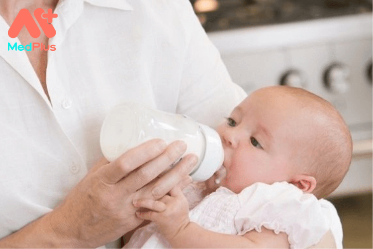 Trẻ sơ sinh đòi bú liên tục có sao không?