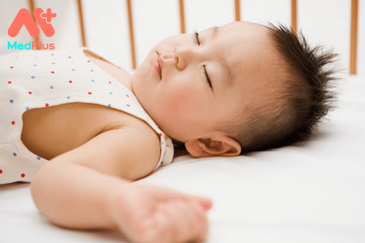 Trẻ sơ sinh ra mồ hôi trộm phải làm sao?