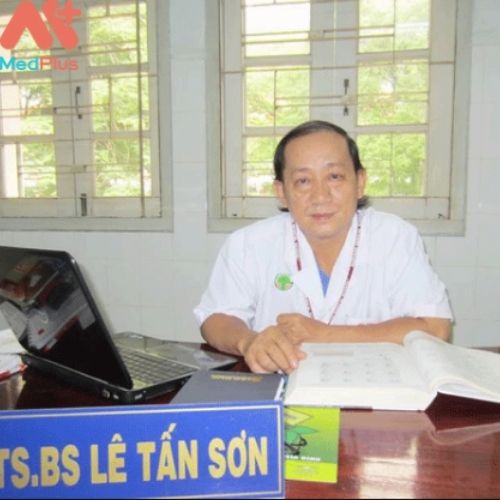 Bác sĩ Lê Tấn Sơn là người thành lập và chịu trách nhiệm chuyên môn tại phòng khám