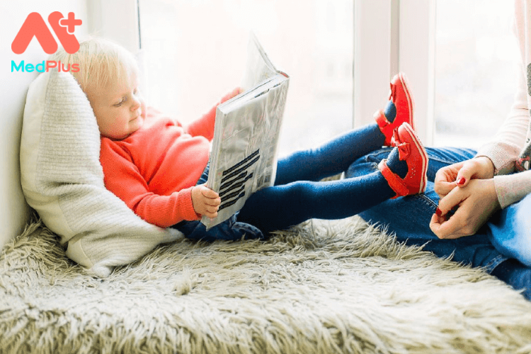 Cách giúp bé 1 tuổi yêu đọc sách