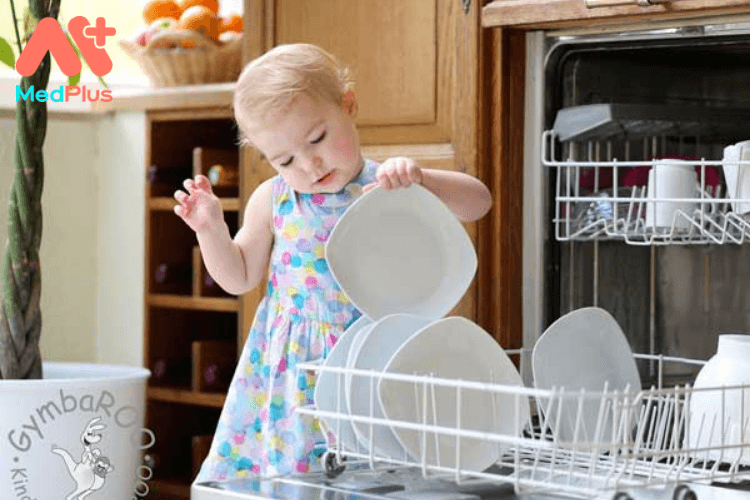 Kết hợp vui chơi vào việc nhà cho trẻ 1-3 tuổi