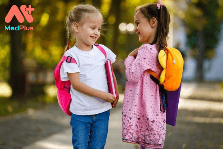 6 cách giúp trẻ nhút nhát hòa đồng hơn