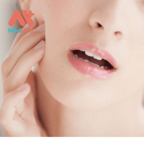 Ung thư khoang miệng phát triển khi các tế bào bất thường nằm bên trong miệng hoặc cổ họng bắt đầu phát triển ngoài tầm kiểm soát.