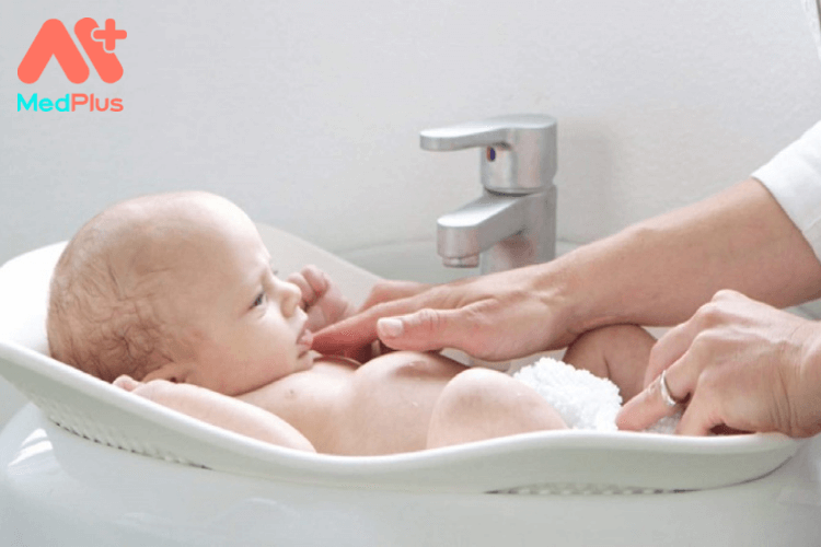 Cách tắm lá kinh giới cho trẻ sơ sinh