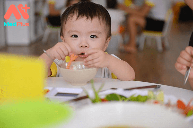 Chế độ dinh dưỡng cho bé đến 12 tháng tuổi