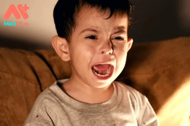 Mặc kệ con khóc ảnh hưởng đến trẻ thế nào?