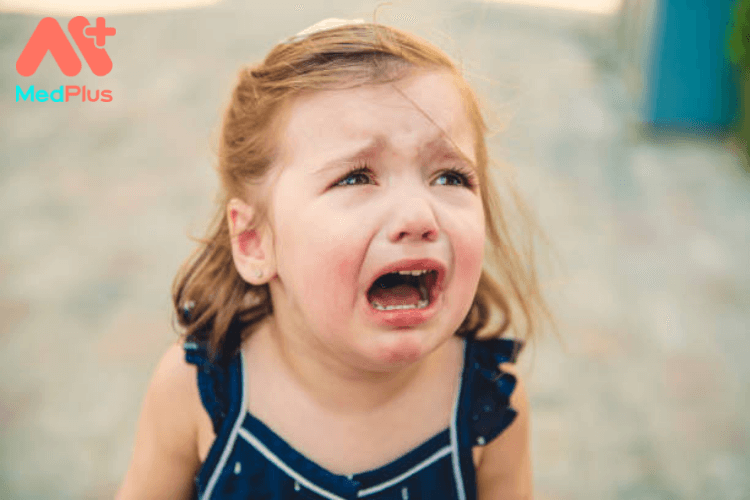 Mặc kệ con khóc ảnh hưởng đến trẻ thế nào?