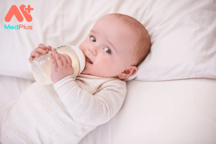 Trẻ sơ sinh 2 tuần tuổi uống bao nhiêu sữa?