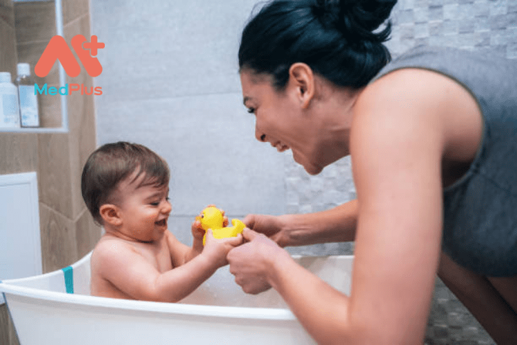 Các chiến lược đơn giản để tắm cho trẻ