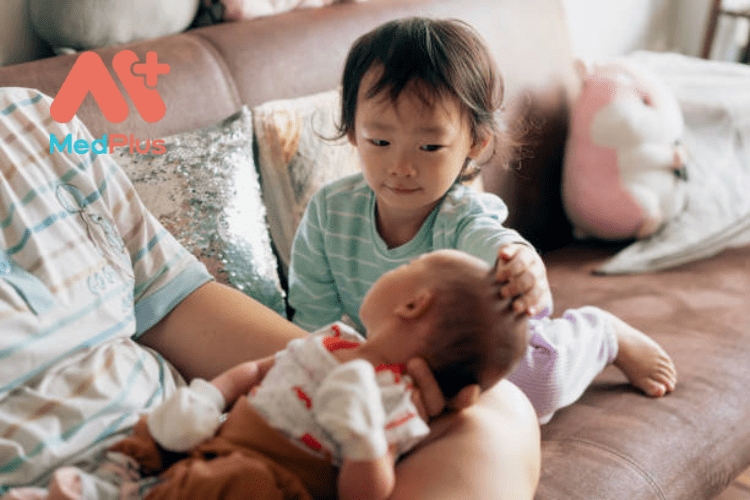 Các chiến lược giới thiệu em bé mới sinh với anh chị của bé