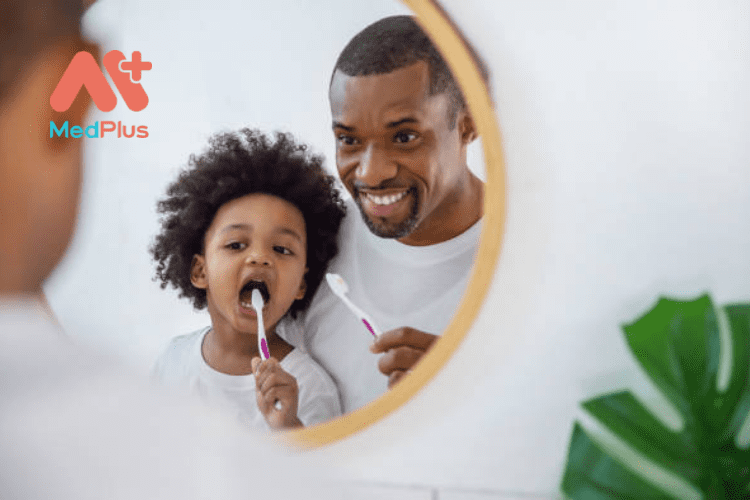 Các mẹo dạy trẻ tự đánh răng