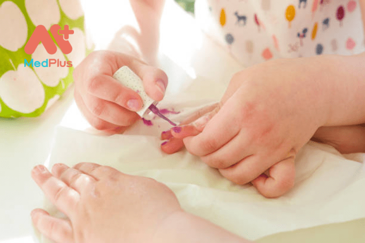Các mẹo khi trang điểm và làm móng tay cho trẻ