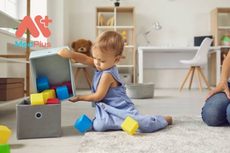 Cách dạy trẻ tự giác thu dọn đồ chơi