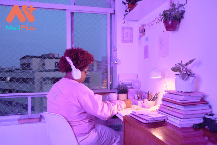 Giảm ánh sáng và nghe nhạc dễ ngủ
