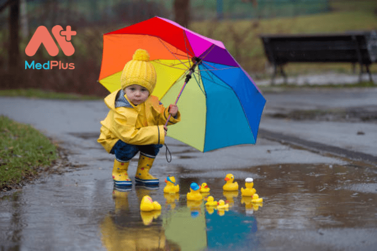 Những vật dụng đi mưa cho trẻ
