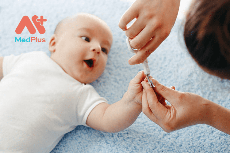 Pha trò khi cắt móng tay cho trẻ