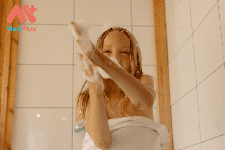 Tắm nước nóng giúp trẻ dễ dàng đi vào giấc ngủ
