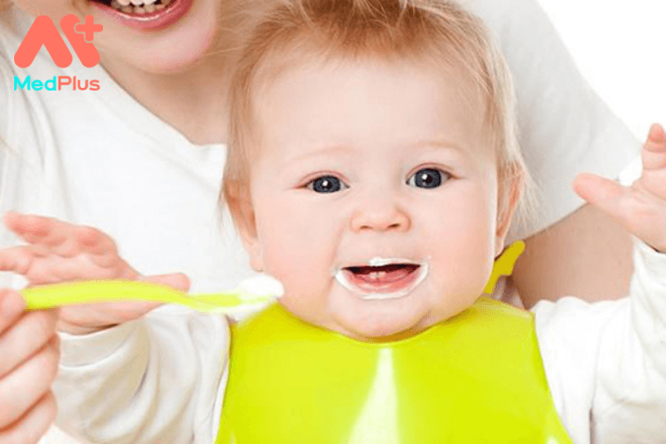 Cho bé 6 tháng tuổi ăn sữa chua hợp lý