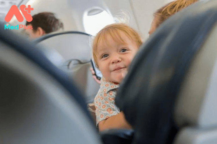 Gợi ý chuẩn bị cho bé đi du lịch bằng máy bay