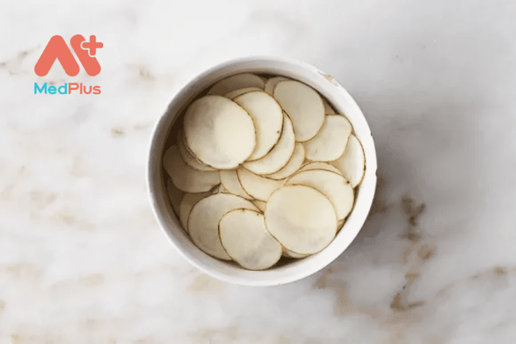Ngâm các lát khoai tây trong giấm
