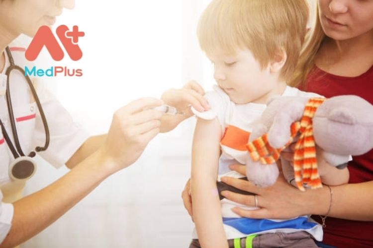Trẻ em và người lớn cần tiêm hai liều vắc xin