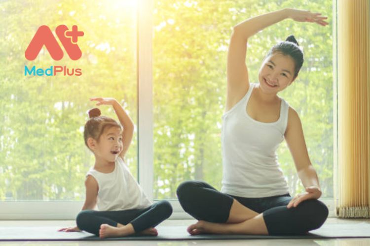 Lý do mẹ nên cho trẻ tập yoga