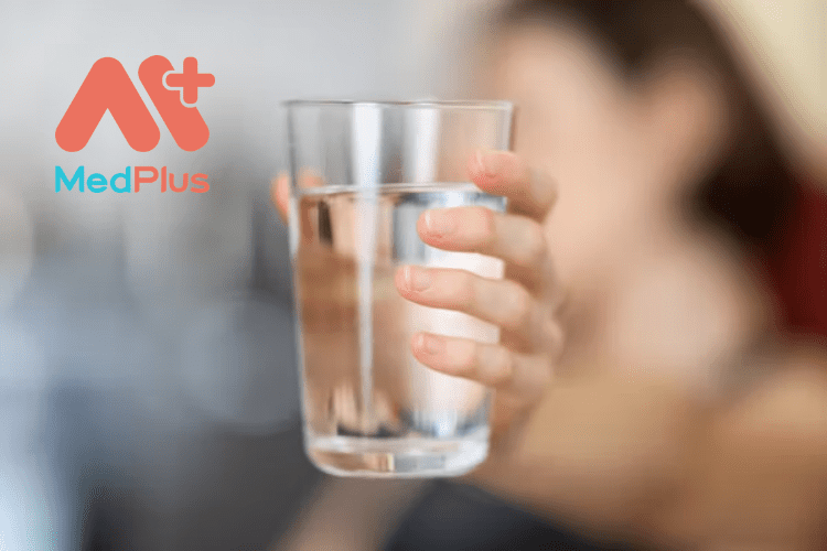 Uống nhiều nước để tránh mắc phải bệnh