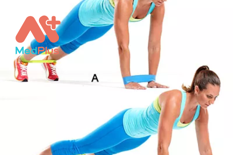 Thêm một dải kháng lực vào bài tập plank của bạn sẽ tăng lực tác động lên cơ
