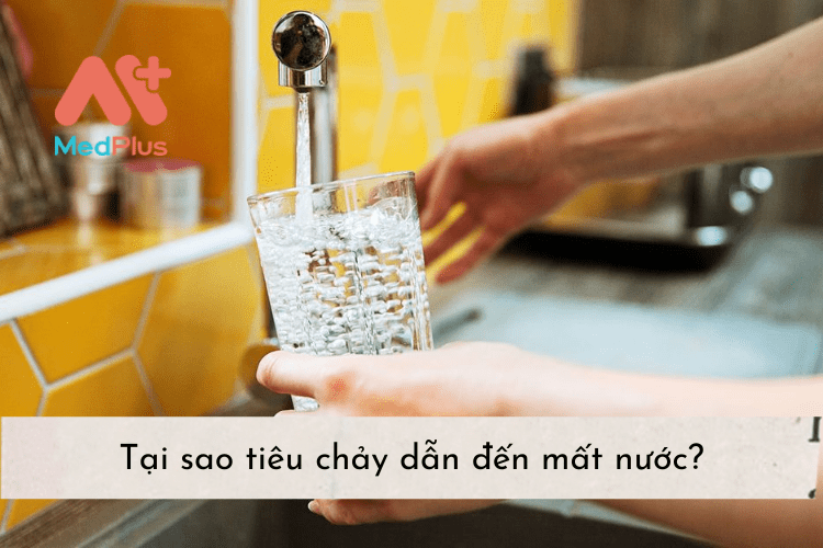 Uống đủ lượng nước là cách tốt nhất để ngăn ngừa tình trạng mất nước khi bạn bị tiêu chảy.