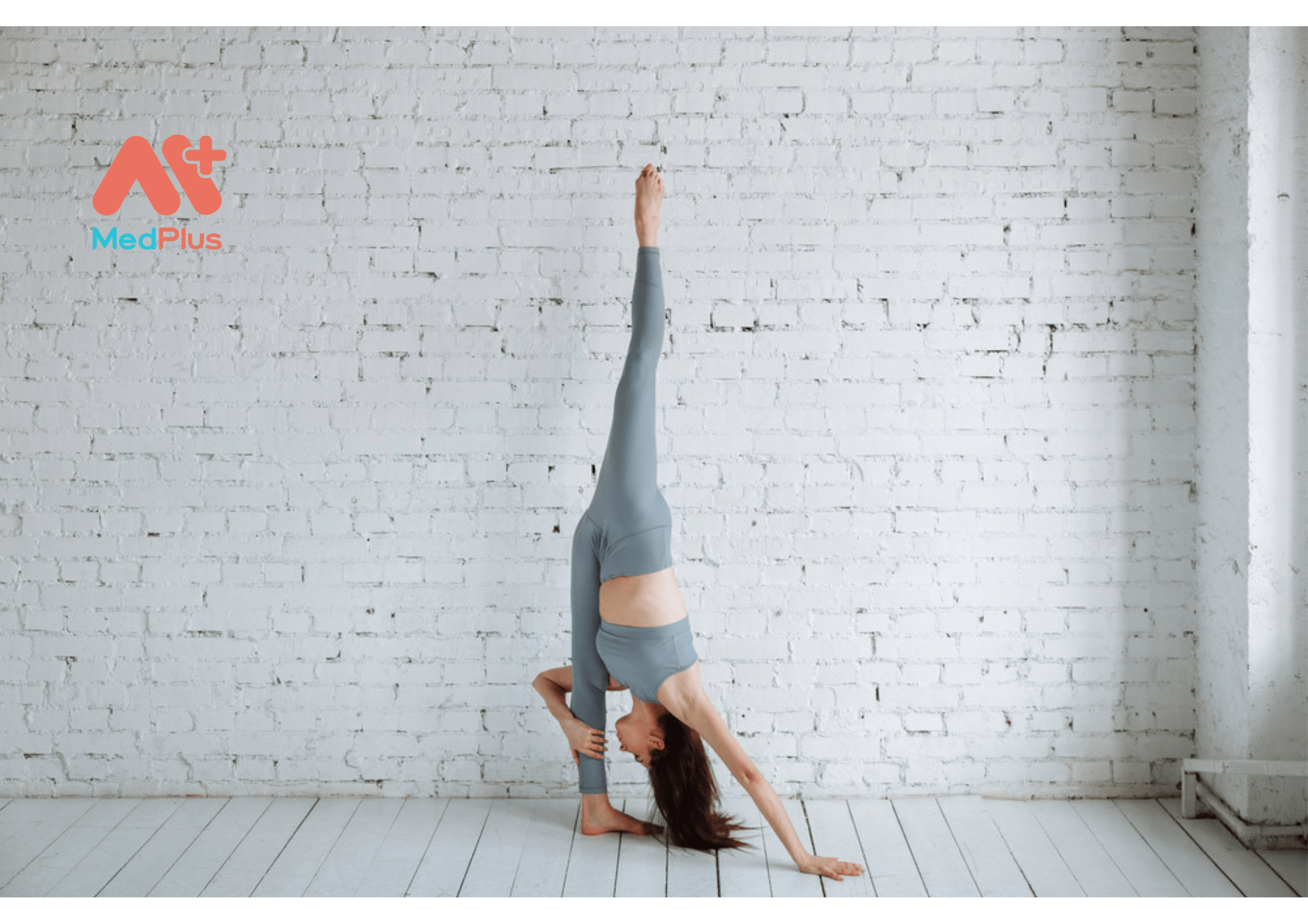 tư thế xoạc đứng yoga