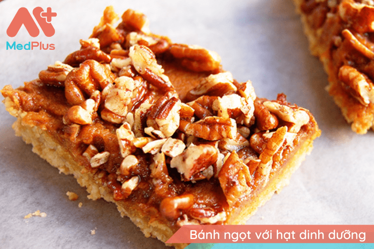 Bánh ngọt với hạt dinh dưỡng