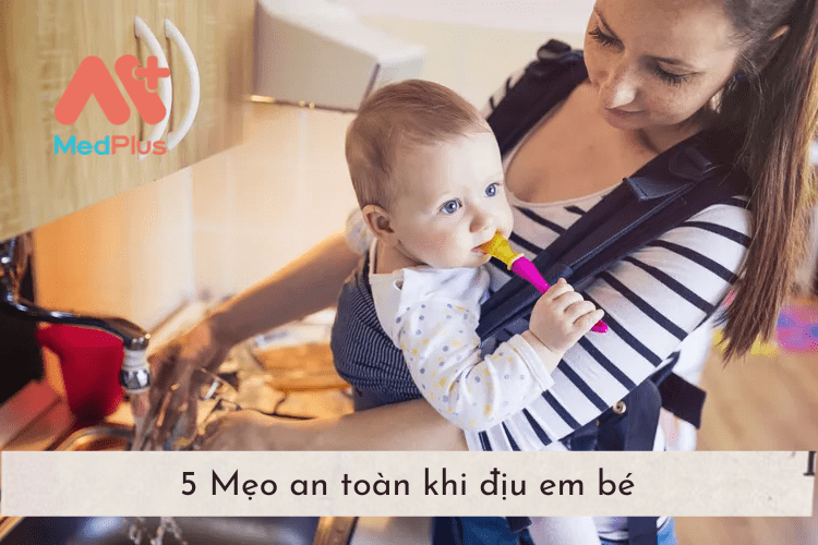 5 Mẹo an toàn khi địu em bé