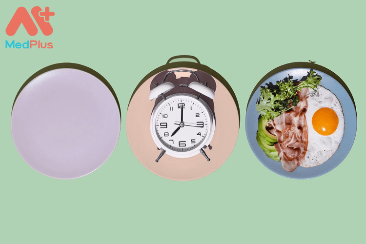 Thực hiện nhịn ăn gián đoạn và chế độ ăn keto đồng thời có nghĩa là chỉ ăn nhiều chất béo và rất ít tinh bột trong một số thời điểm nhất định trong ngày.