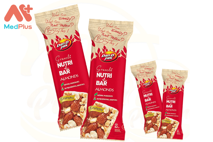 Granola Nutri Bar Almonds Dan D Pak với hương vị giòn tan giàu protein thực vật, chất xơ, vitamin và khoáng chất