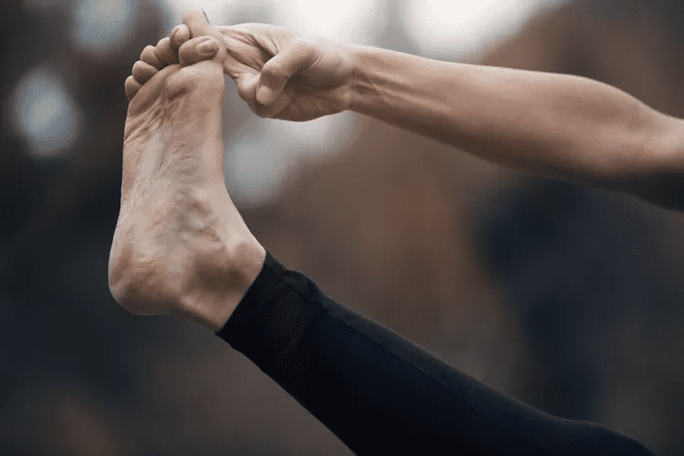 Tại sao Yoga được thực hiện bằng chân trần?