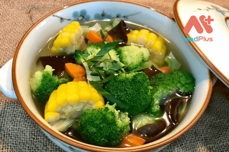 Canh súp lơ nấu nấm và rau củ thanh mát giải nhiệt