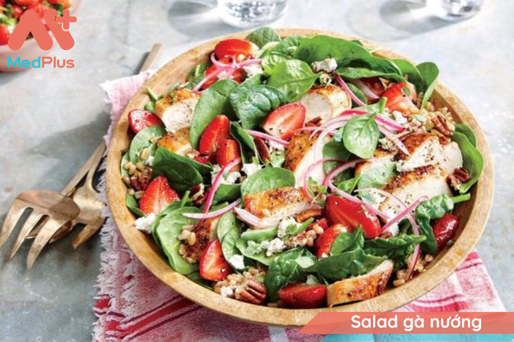 Món salad này có thêm thịt gà để bổ sung một số loại protein cần thiết cho bạn