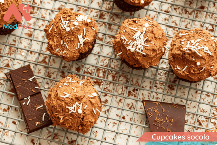 bánh nướng nhỏ sô cô la không chứa gluten thuần chay với lớp phủ kem bơ sôcôla!