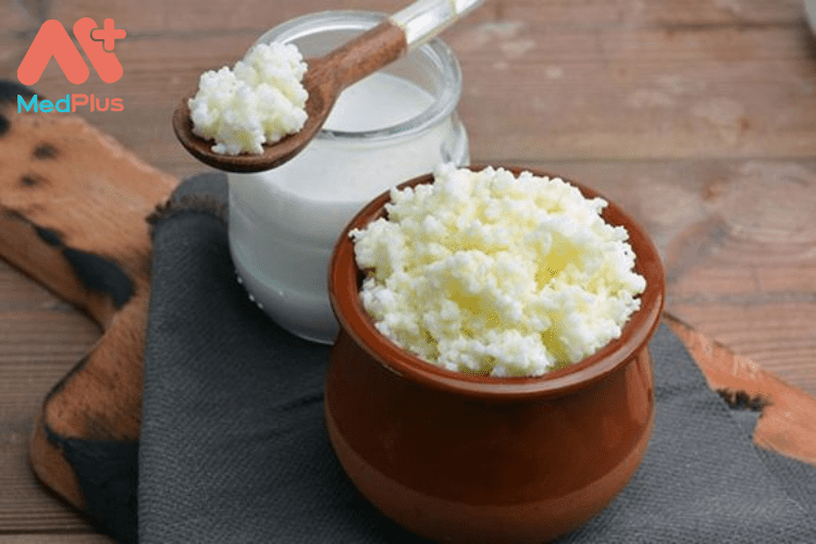 Kefir là một loại đồ uống sữa lên men có mùi thơm có nguồn gốc từ vùng Kavkaz ở Đông Âu