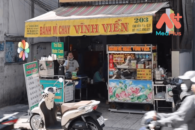 Tiệm Bánh Mì Chay Vĩnh Viễn là một trong những tiệm bánh mì chay thu hút khách nhất Quận 10